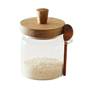 Glas-Vorratsdose mit Holzdeckel und Löffel für die Küchenorganisation und Gewürze.