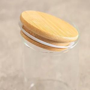 Dettaglio macro del coperchio in bambù con anello in silicone su un barattolo in vetro trasparente