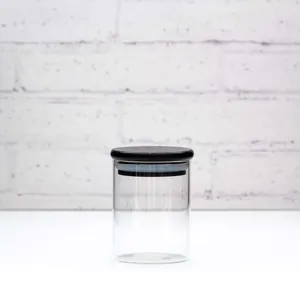Detailaufnahme eines 200ml Vorratsglases aus Klarglas mit einem schwarzen Holzdeckel