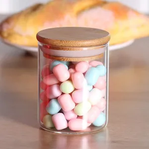 Détail d'un bocal en verre de 200ml avec couvercle en bambou et bonbons colorés