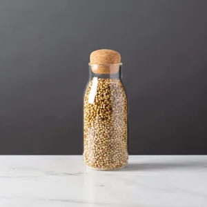 Gros plan d'un bocal de stockage en verre transparent muni d'un bouchon en liège