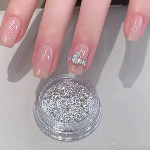 Close-up van fonkelende ovale zirkoon nagelsteentjes in een mini heldere container.