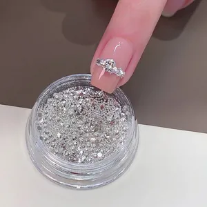 Close-up van K9 kristallen zirkoonstenen en afgewerkt nail art ringontwerp