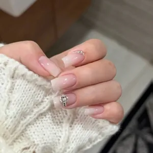 Close-up van fonkelende paleisstijl zirkoon nagelkunst steentjes op gradiënt manicure