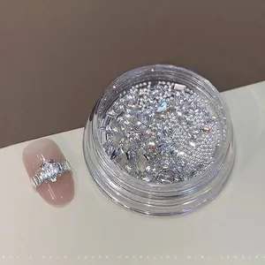 Macro-detail van sprankelende K9 zirkoon nail art strass steentjes in een potje