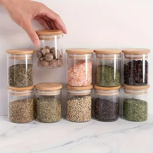 Detailansicht von Glas-Vorratsgläsern mit luftdichten Bambusdeckeln für Küchengewürze