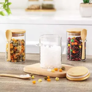 Detailansicht von luftdichten Glasbehältern mit Bambusdeckeln und Holzlöffeln
