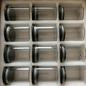 Detail von 12-teiligem Glas-Gewürzgläser-Set mit schwarzen Holzdeckeln in Schaum