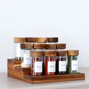 12-teiliges Gewürzgläser-Set mit Akazienholzdeckeln auf Holzregal