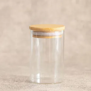 Dettaglio di un barattolo in vetro trasparente da 250 ml con coperchio ermetico in vero bambù.