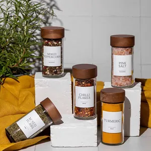 Detaillierte Ansicht von Gewürzgläsern aus Glas mit Akazienholzdeckeln und Labels