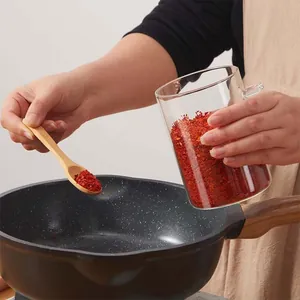Detaillierte Nahaufnahme eines 500ml Glasvorratsglases mit passendem Holzlöffel.