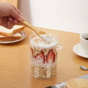 Detailansicht eines 500ml Glasvorratsglases mit Holzlöffel für Joghurt und Müsli