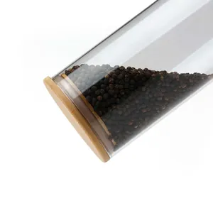 Dettaglio ravvicinato di un barattolo in vetro con coperchio in bambù ermetico.