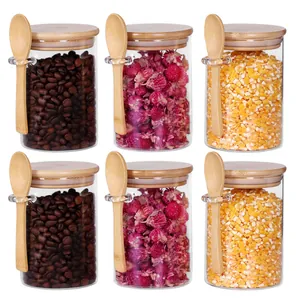 Set mit sechs luftdichten Glasbehältern mit Bambusdeckeln und Löffeln für Kaffee und Gewürze.