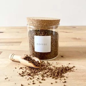 Detailansicht eines Vorratsglases aus Borosilikatglas mit Korkdeckel und Kaffee-Etikett.