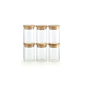 Set di 6 barattoli in vetro da 250 ml con coperchi in bambù su sfondo bianco
