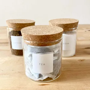 Set aus drei Vorratsgläsern aus Borosilikatglas mit Korkdeckeln für Tee Kaffee und Zucker.
