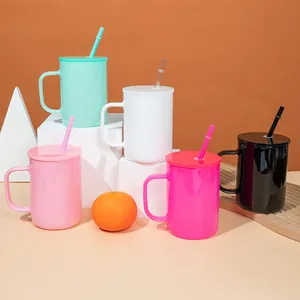 Colección de tazas de vidrio de 500ml con pajitas y tapas en varios colores vivos.