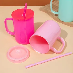 Vista detallada de tazas de vidrio rosa vibrante y rosa pastel con pajita y tapa