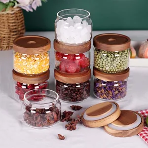 Detailansicht von Vorratsgläsern aus Glas mit luftdichten Deckeln aus Akazienholz