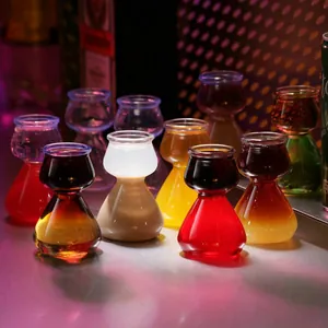 Un grupo de vasos de chupito tipo bomba de colores en un ambiente vibrante de bar