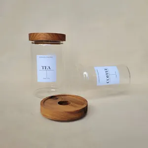Vue détaillée du couvercle en acacia et bocaux en verre pour le thé et le café.