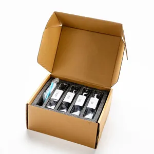 Vierdelige glazen olieflessenset in geschenkverpakking met schenktuiten en schoonmaakborstel.