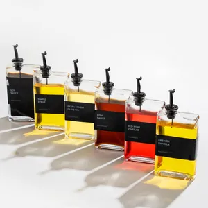 Detail van 500ml vierkante glazen oliedispensers met automatische schenker en labels
