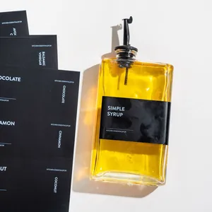 Detailopname van een glazen dispenser van 500 ml met automatische tuit en label