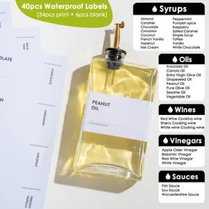 Detail van 500ml glazen oliefles met gouden tuit en waterbestendig label