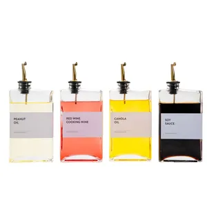 Set van 4 vierkante 500ml glazen olieflessen met gouden roestvrijstalen schenktuit.