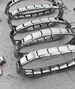 Dettaglio delle maglie dei bracciali modulari italiani in acciaio inossidabile.