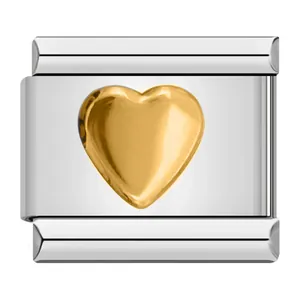 Dettaglio di un charm modulare italiano in acciaio inossidabile con un cuore dorato lucido