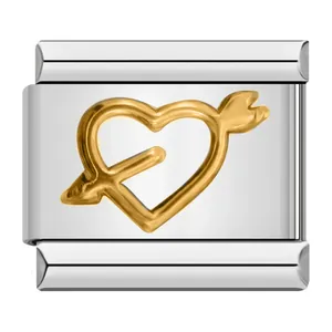 Dettaglio cuore con freccia dorata su maglia per bracciale modulare in acciaio.