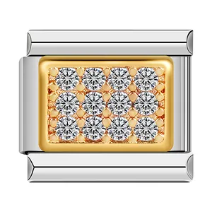Détail d'un maillon de bracelet modulaire en acier inoxydable avec zircons pavés.