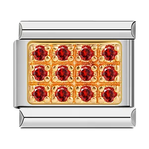 Gros plan sur un charm modulaire en acier inoxydable avec 12 zircons rouges ronds