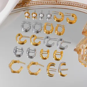 Detailweergave van de 18K goud- en zilvergeplateerde oorbellen collectie op spiegel