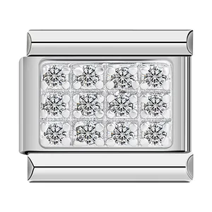 Détail d'un maillon de bracelet italien avec pavé de zircons sur acier inoxydable argent