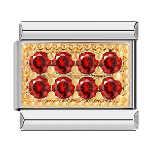 Vue rapprochée d'un charm modulaire en acier inoxydable avec huit zircons rouges.