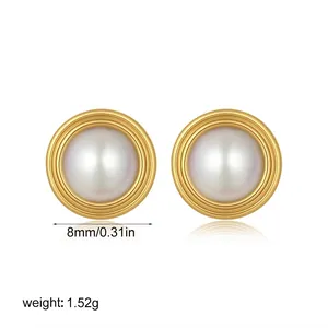 Detail van 8 mm pareloorknopjes met 18K vergulde getextureerde gelaagde randafwerking