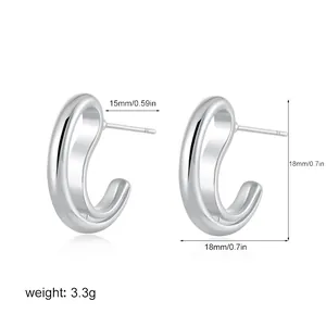 Detail van zilveren buisvormige oorringen met afmetingen 18mm bij 18mm en 3,3g gewicht
