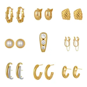 Collectie elegante 18K vergulde ring- en knopoorbellen in een minimalistische stijl