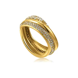 Dettaglio ravvicinato di anello incrociato placcato oro 18K con pavé di zirconi