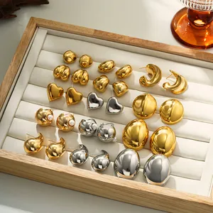Colección detallada de pendientes metálicos de corazón y lágrima en oro y plata