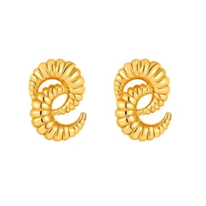 Elegantes pendientes de botón en espiral con textura de oro de 18K y diseño acanalado