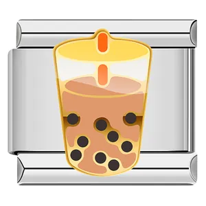 Dettaglio di charm italiano in acciaio inossidabile con colorato motivo bubble tea