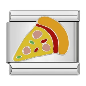 Dettaglio di un charm pizza in smalto e acciaio per bracciali componibili italiani.