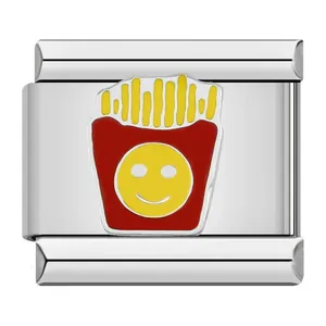 Dettaglio di uno charm italiano in acciaio con design di patatine fritte sorridenti.