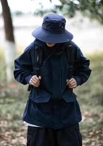 Dettaglio di un cappello a secchiello blu navy ad asciugatura rapida per escursioni.